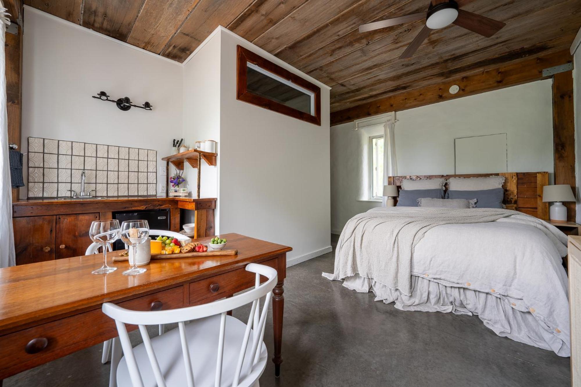 Owl'S Nest Suites Carrying Place Екстер'єр фото