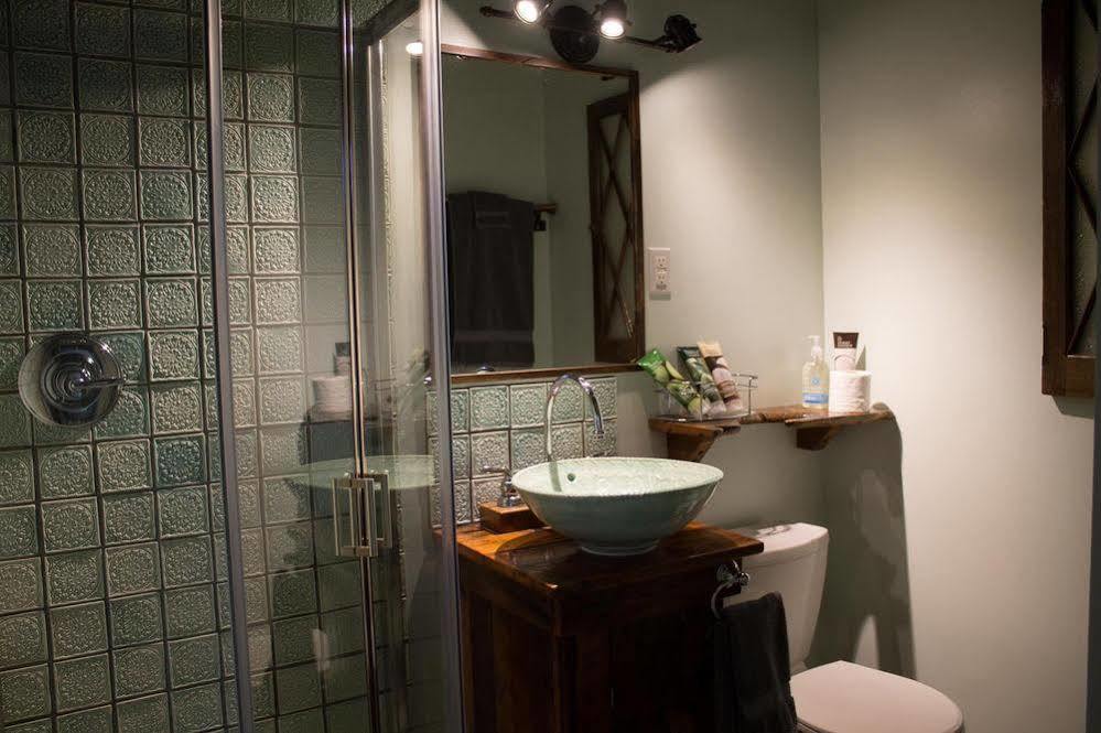 Owl'S Nest Suites Carrying Place Екстер'єр фото